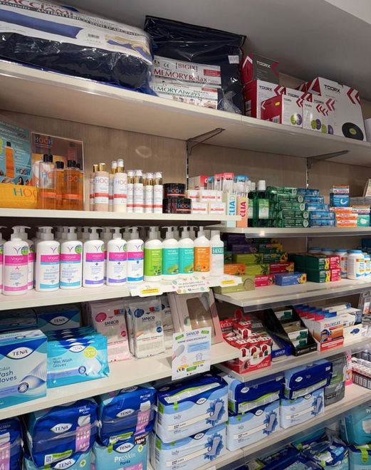 Scaffali di un negozio riforniti con vari prodotti per la cura della persona