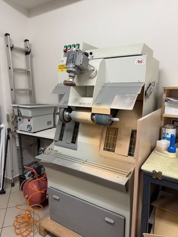Un paio di solette nere perforate con supporto sagomato per l'arco plantare e il tallone.