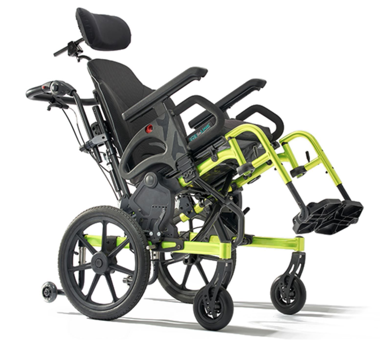 Una sedia a rotelle manuale basculante di colore verde lime e nero, con poggiatesta e ruote antiribaltamento, su sfondo bianco.