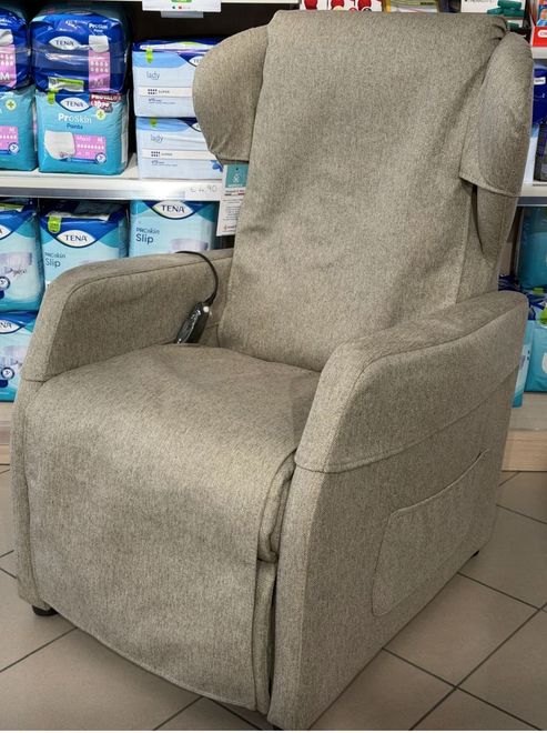 Un materasso spesso e trapuntato color bianco sporco poggiato su due basi a molle bianche e trapuntate, su uno sfondo neutro.