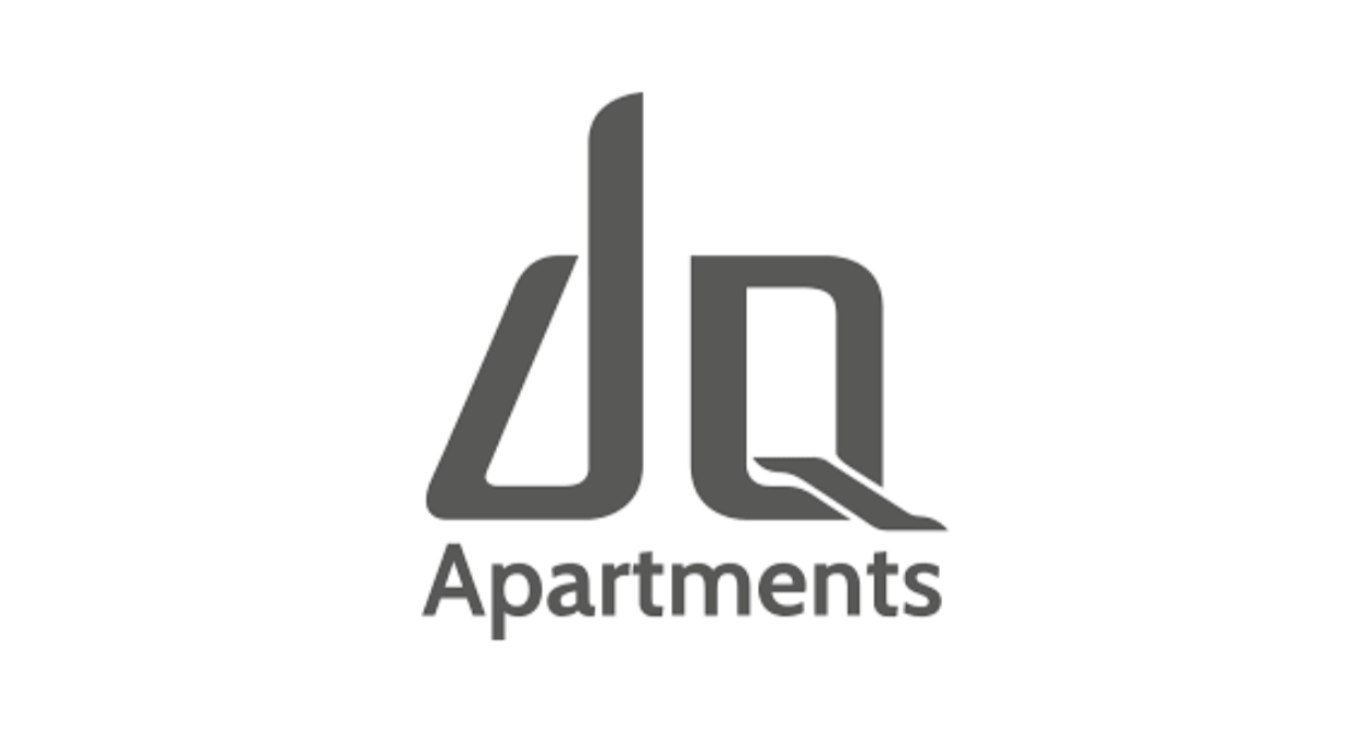 Logo für DQ Apartments: graue, stilisierte Buchstaben „dQ“ mit „Apartments“ darunter.