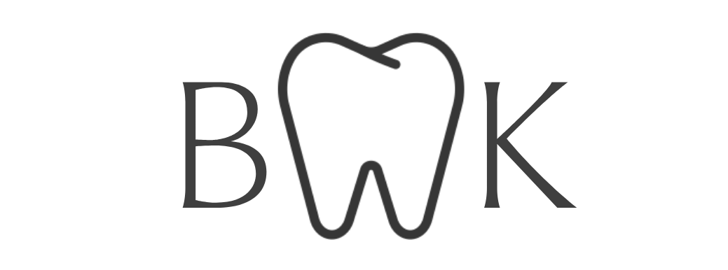 Logo eines Zahnes mit einem „B“ links und einem „K“ rechts.