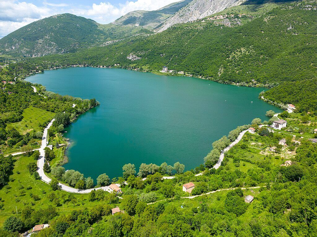 Lago di Scanno, Italy—a stunning heart-shaped lake in Abruzzo, rich in legend, breathtaking scenery, and a haven for nature lovers.