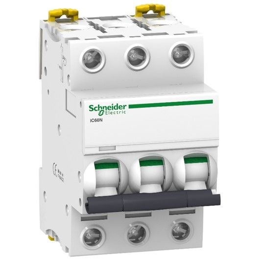 Se muestra un disyuntor Schneider Electric sobre un fondo blanco.
