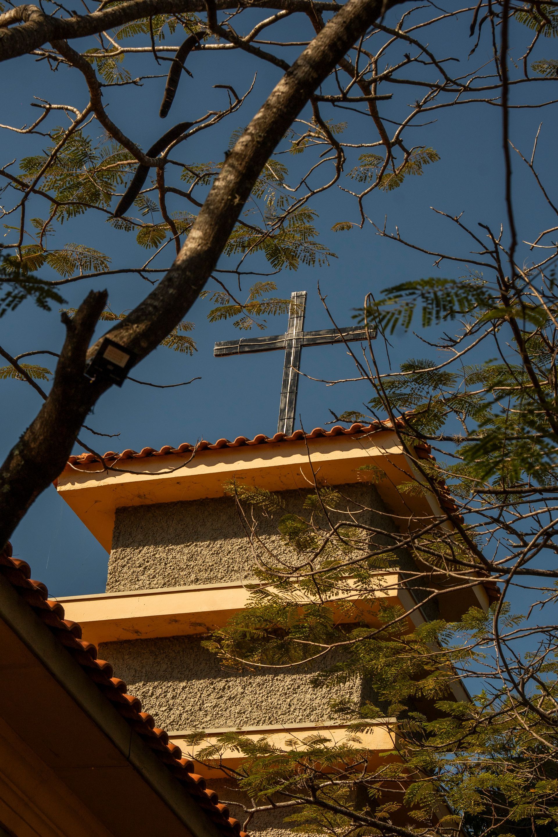 Capela para casamento ao ar livre em São Paulo com arquitetura charmosa e jardim na Fazenda Capela do Bosque