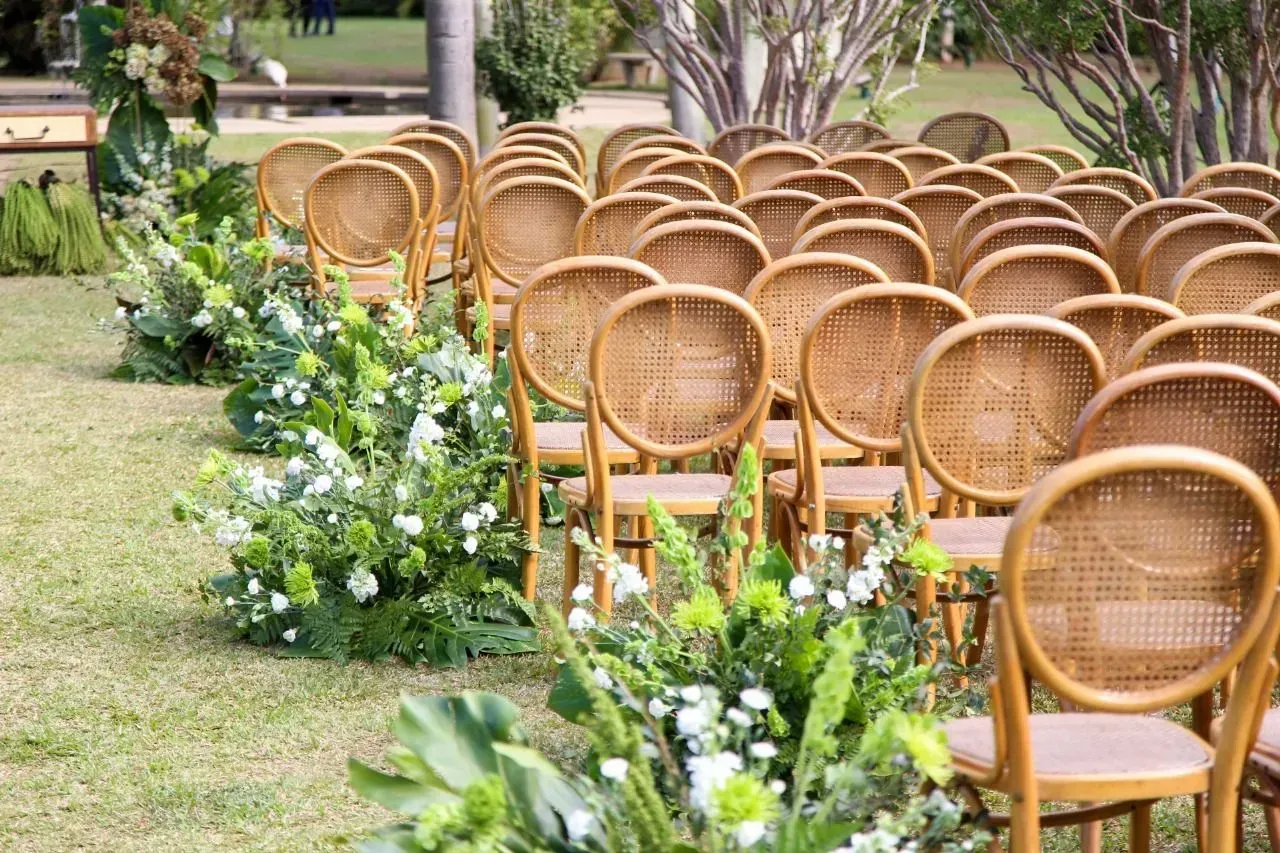 Cenário de casamento na fazenda com natureza exuberante e ambiente elegante em São Paulo