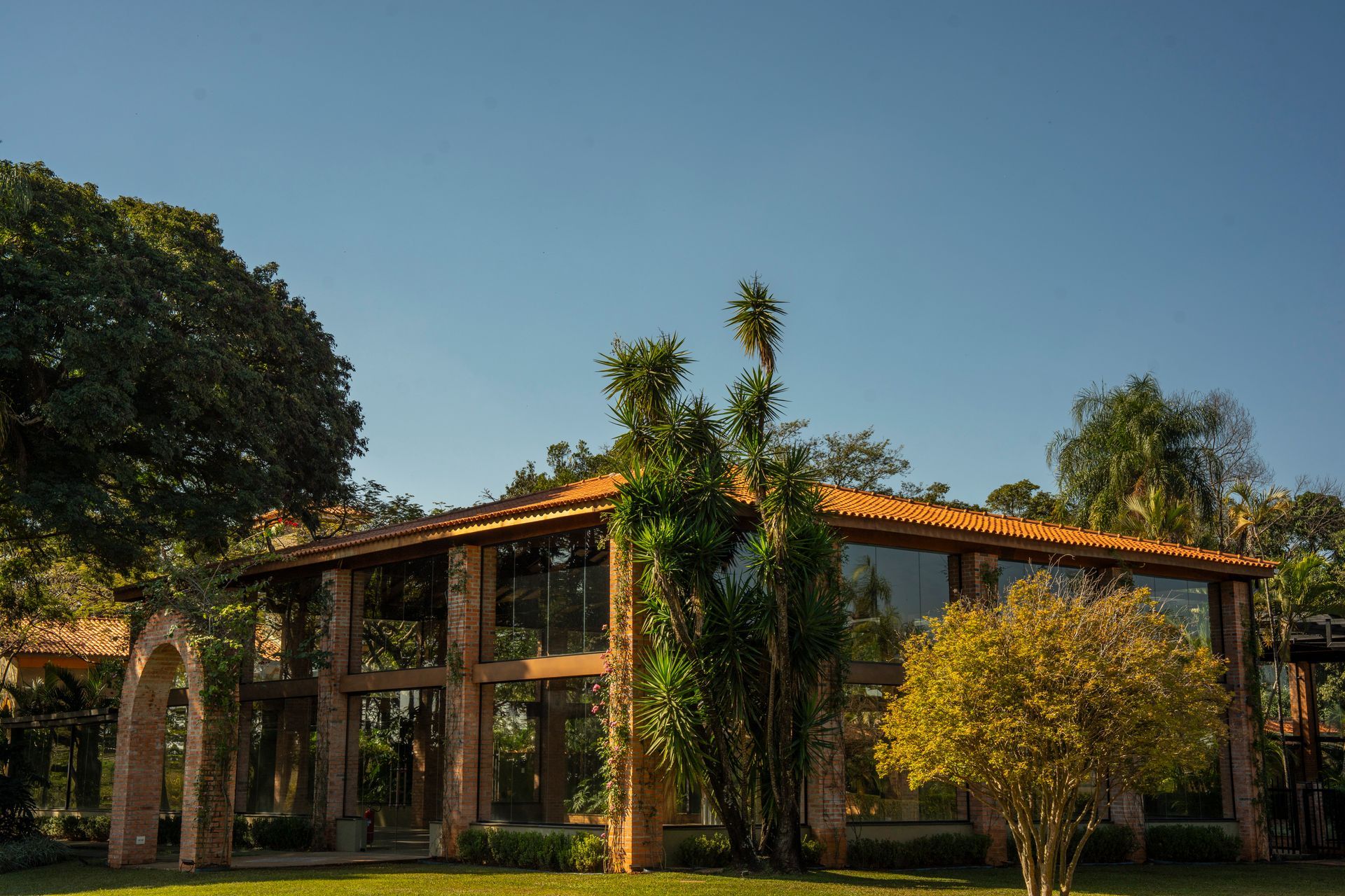 Cenário para casamento na fazenda com área verde e espaço integrado para celebrações