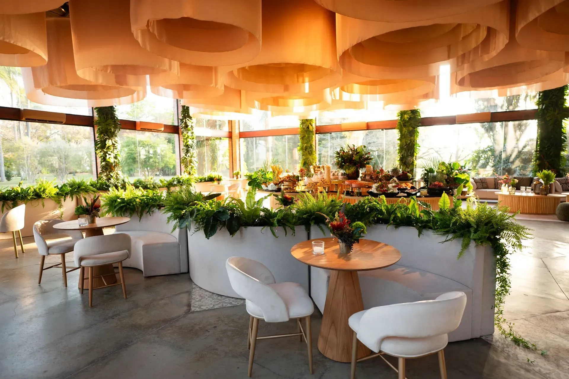 Espaço para casamento no campo com área verde e arquitetura integrada à natureza em São Paulo