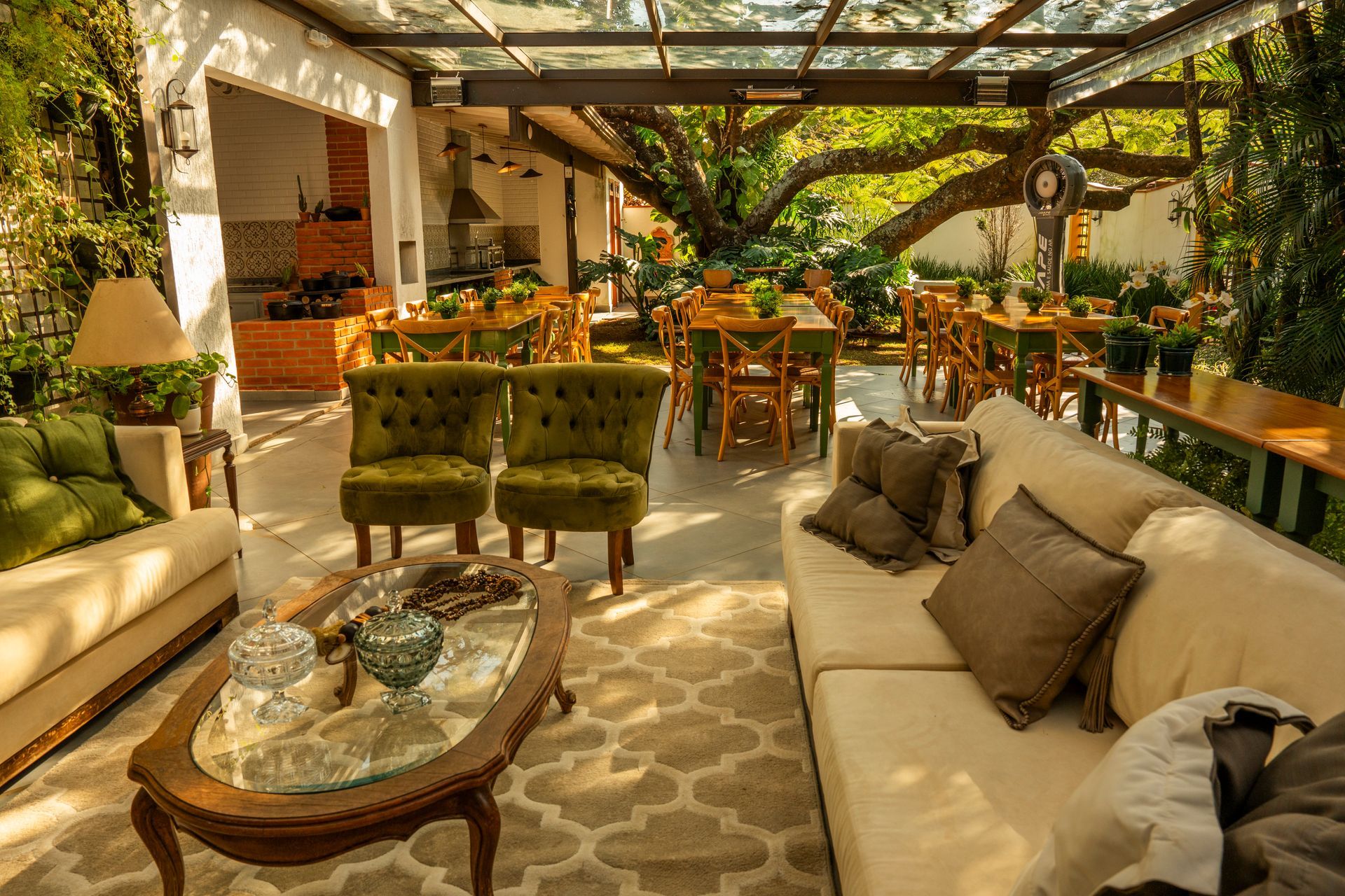 Espaço para cerimônia de casamento em fazenda com natureza e atmosfera elegante em São Paulo