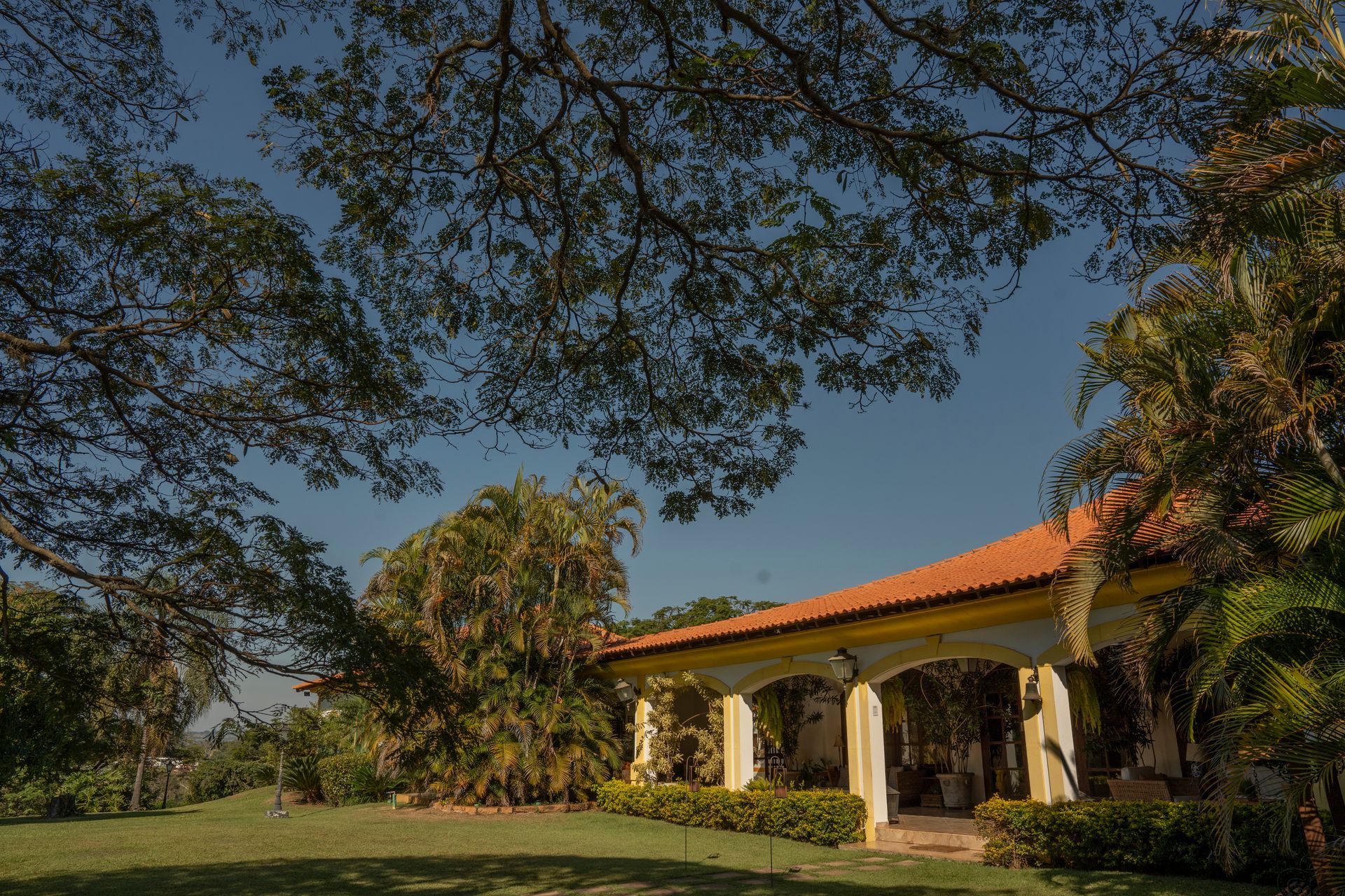 Fazenda Capela do Bosque com jardim e área externa para cerimônia de casamento ao ar livre