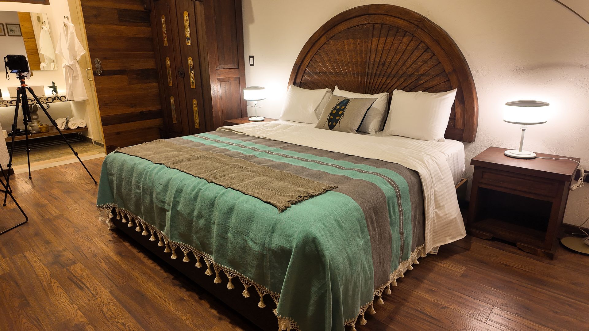 Un dormitorio con una cama king size y un cabecero de madera elegante.