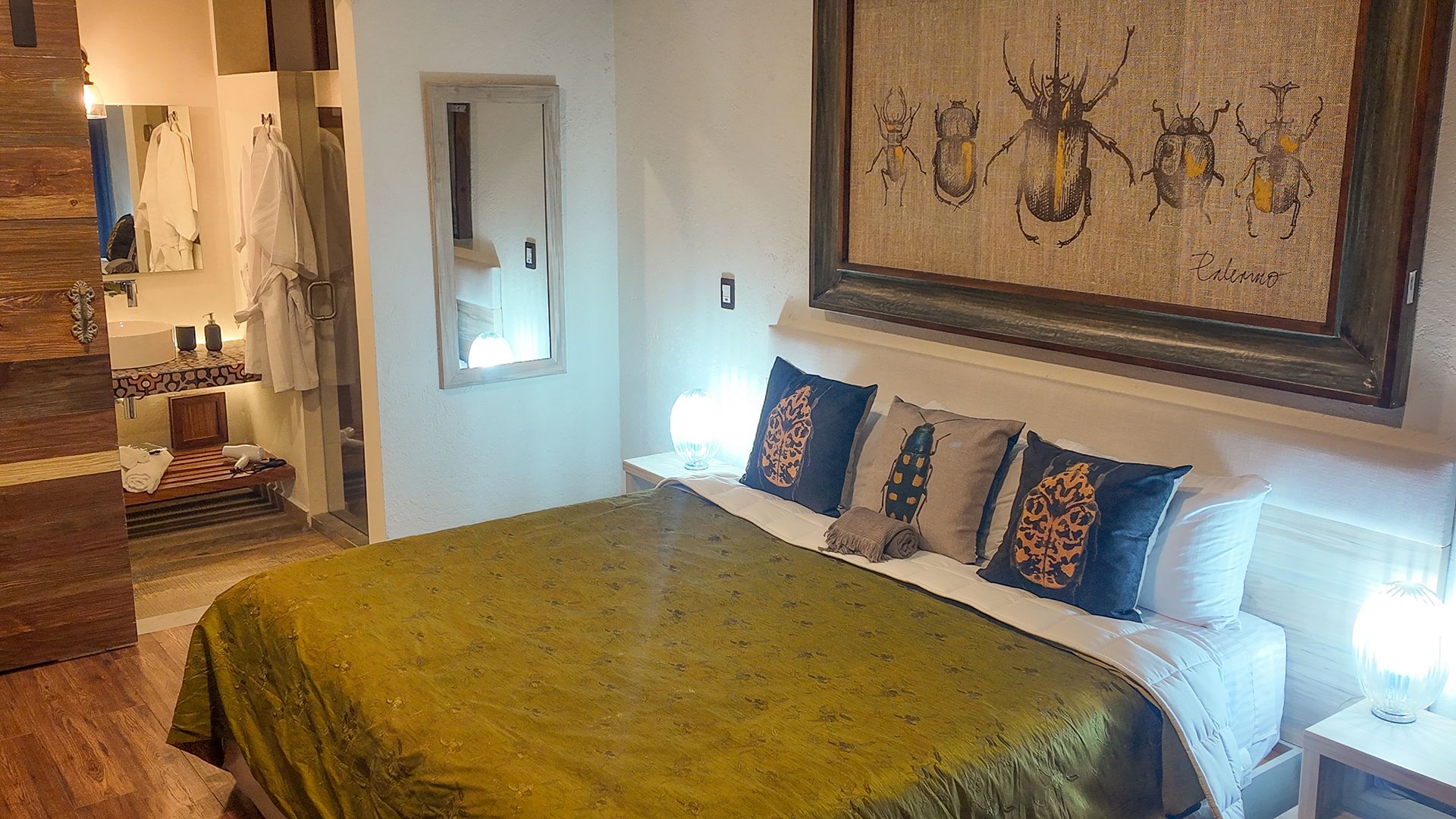 Un dormitorio con una cama grande y un cuadro en la pared moderno y acojedor.