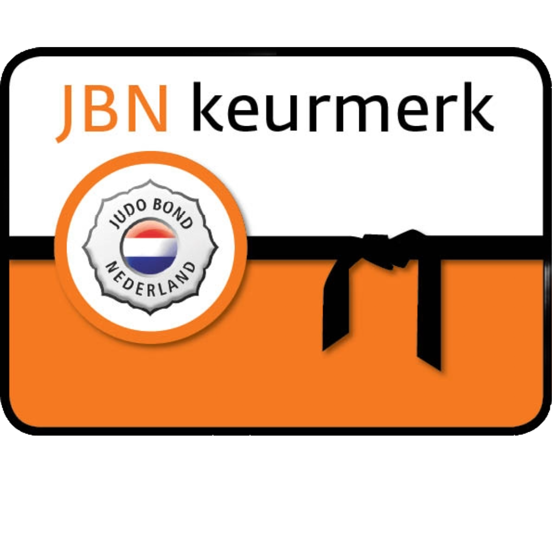 Het JBN-keurmerklogo met een oranje en witte achtergrond, een Judo Bond Nederland-embleem en een afbeelding van een zwarte band.
