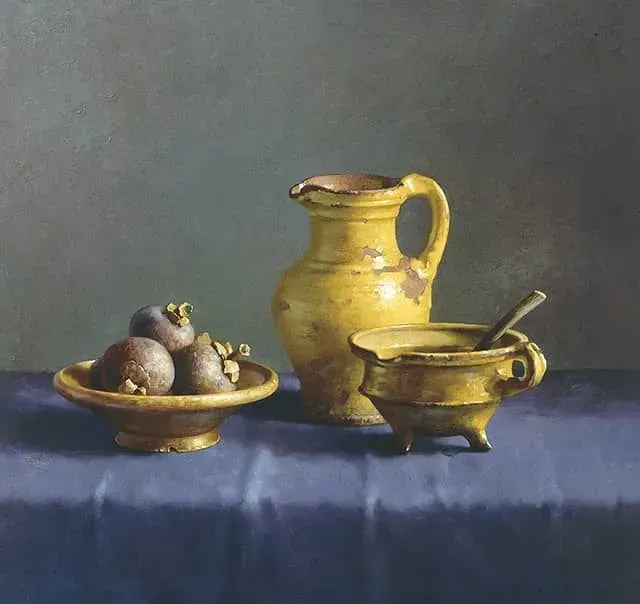 Helmantel schilderij uit 1990 Stilleven met aardewerk op blauw kleed