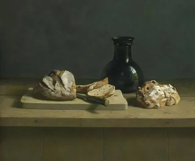 Helmantel schilderij uit 2019 Stilleven met brood en zaadfles