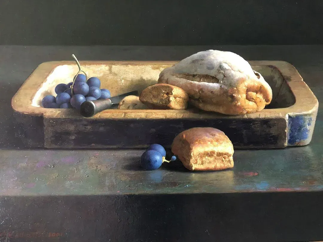 Helmantel schilderij uit 2001 Stilleven met houten bak met brood en druiven
