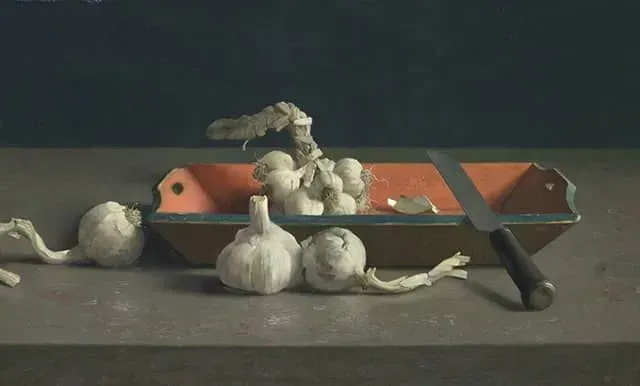 Helmantel schilderij uit 2004 Stilleven met knoflook en een schillenbak