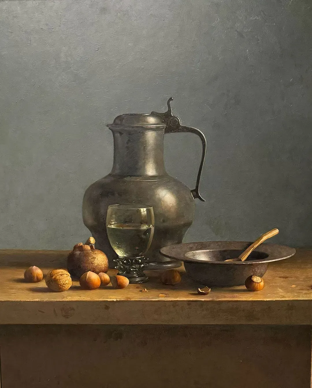 Helmantel schilderij uit 1996 Stilleven met tinnen kan, roemer en noten op tafel