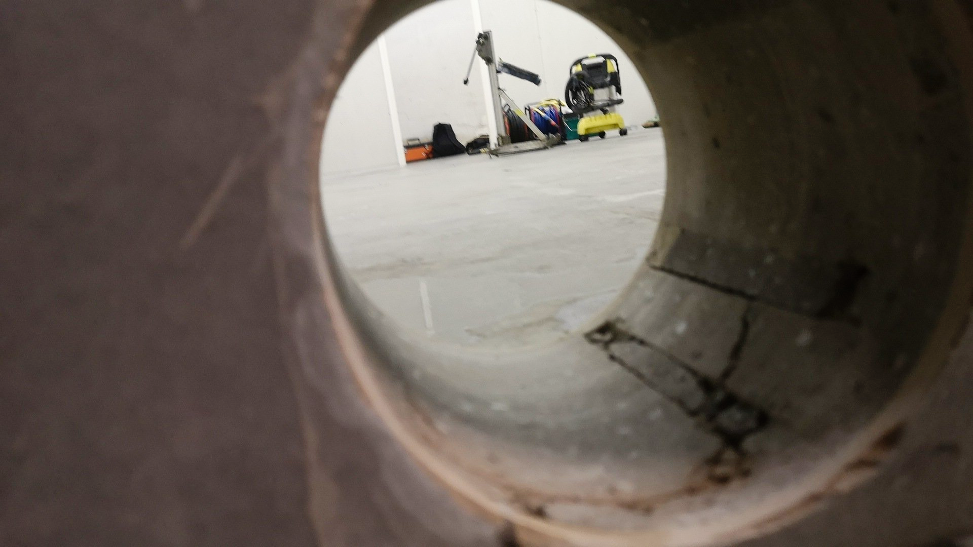 Gat door beton muur geboord met diamant kern boor