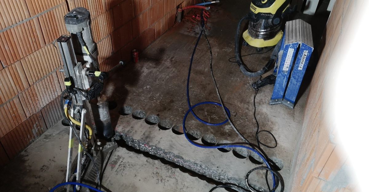 Beton boren gaten in beton voor sleuf leidingwerk door Drillpro Nederland
