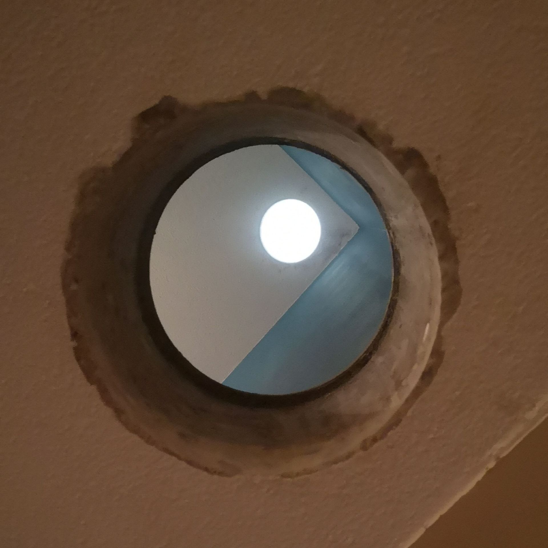 Betonboorder boord gaten door 2 plafonds voor ventilatie kanaal