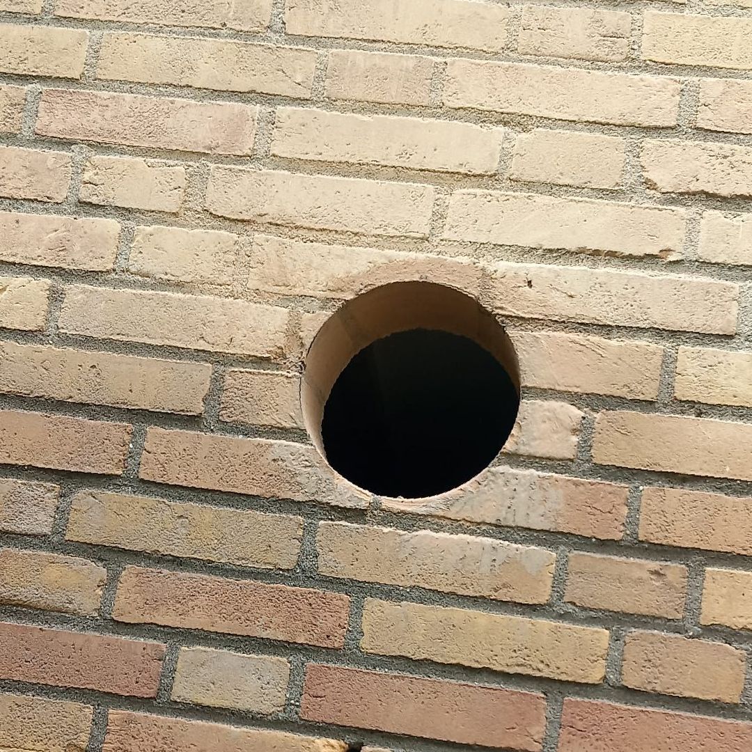 Gat door buitenmuur Afzuigkap geboord