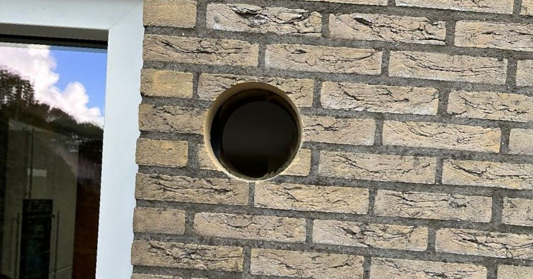 Boor gat baksteen muur