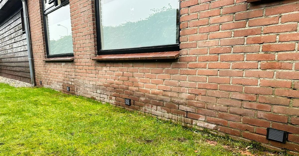 Boren ventilatie gaten voor kruipruimte ontluchting