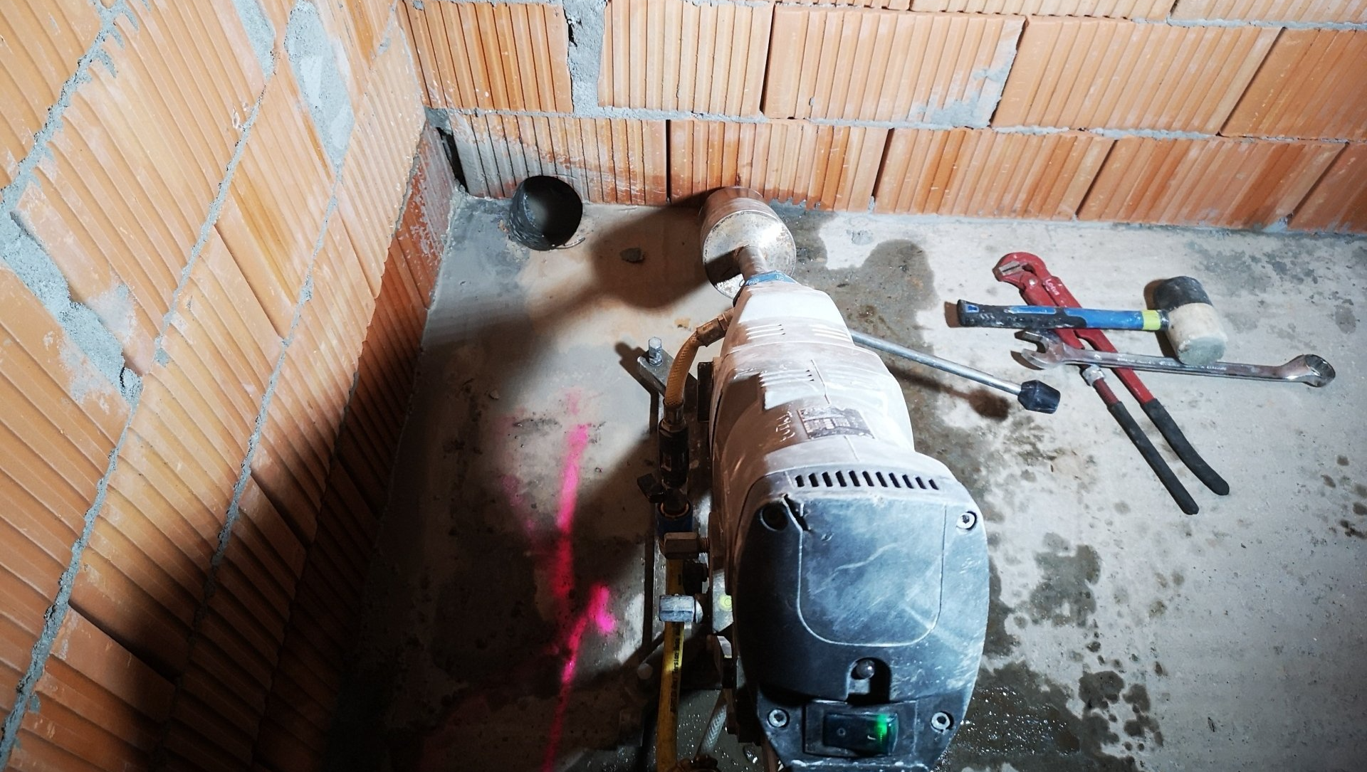 Beton boring 45° hoek in betonnen vloer in eindhoven