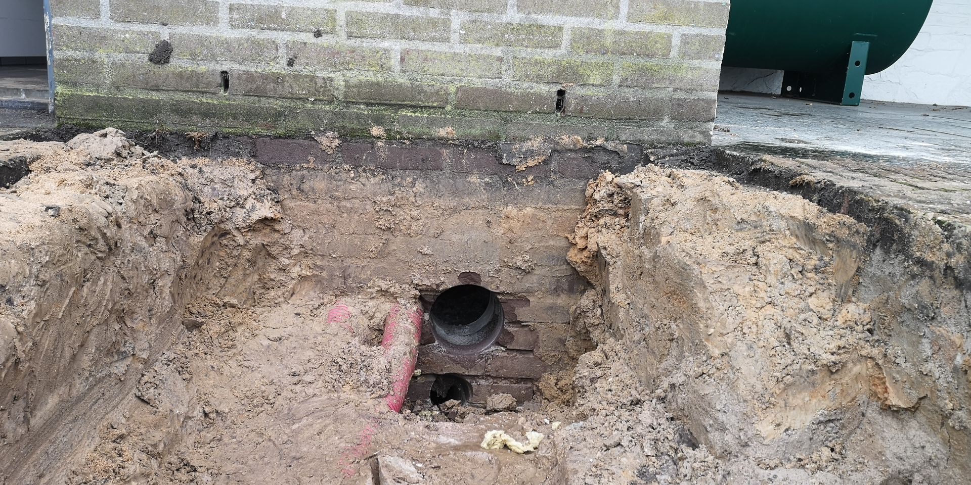 Gaten door muur voor mantelbuis