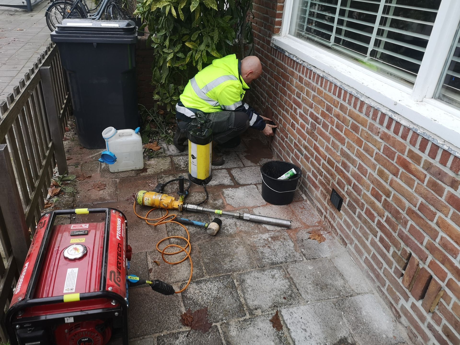 Kruipruimte ventilatie boren met generator