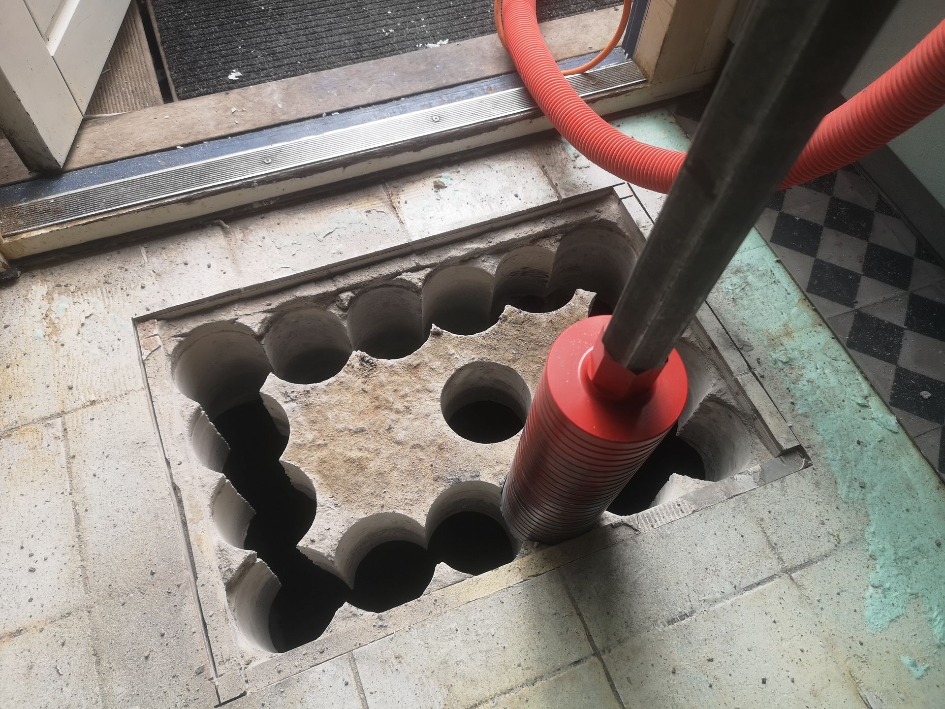 Gat in beton vloer voor plaatsen kruipluik