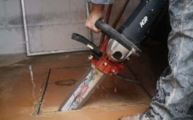 Kruipluik in beton zagen