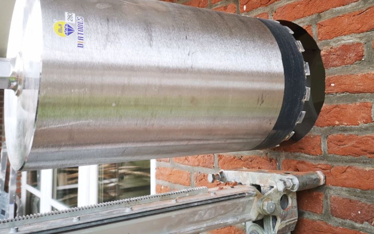 Groot gat boren in buitenmuur afzuigkap met diamantboormachine