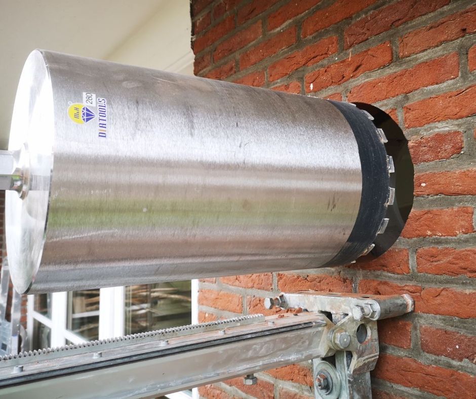 Boren in baksteen buitenmuur
