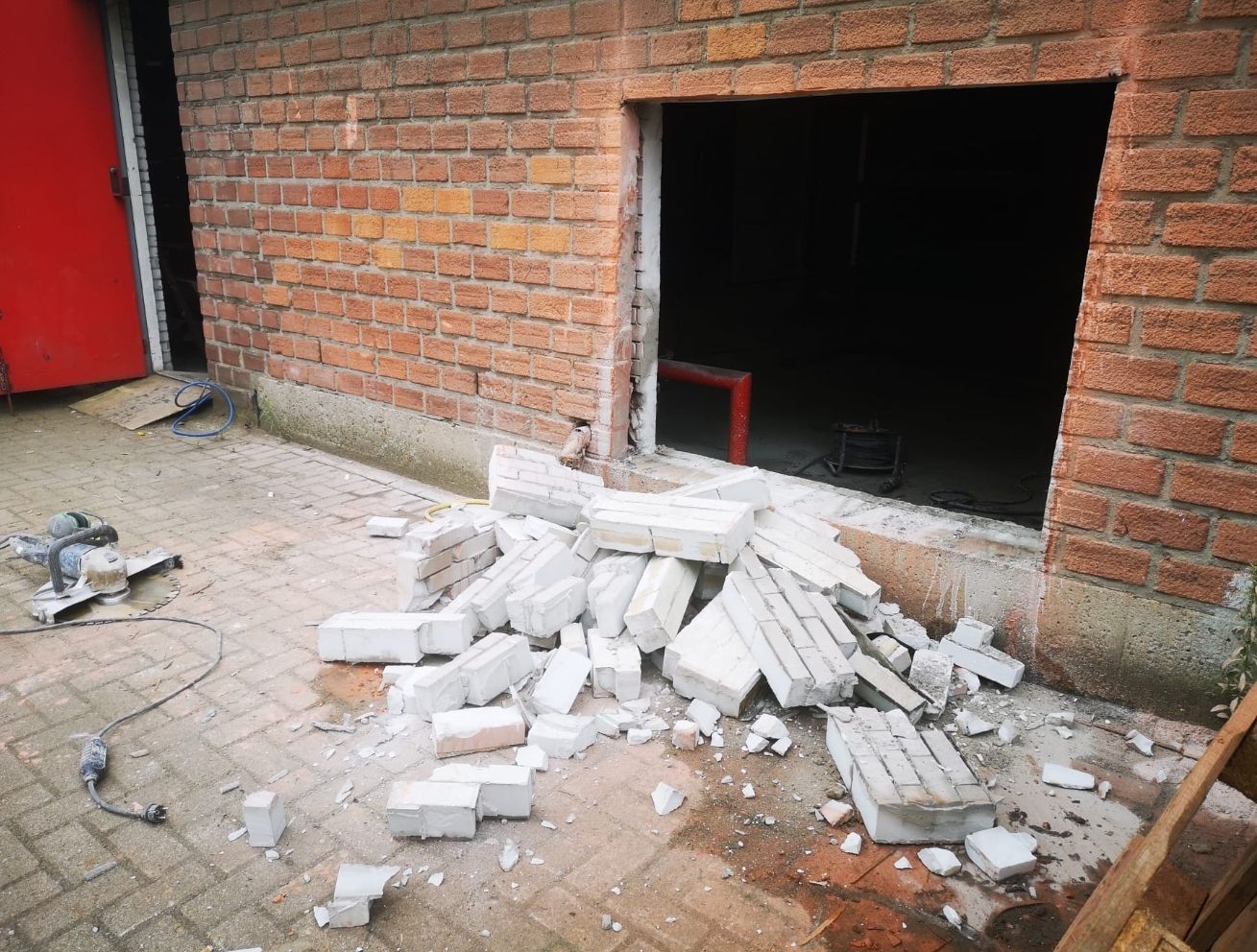 Buitenmuur opening zagen 