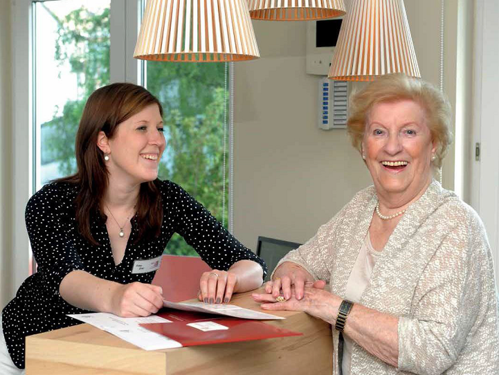 Senior bei Rezeption