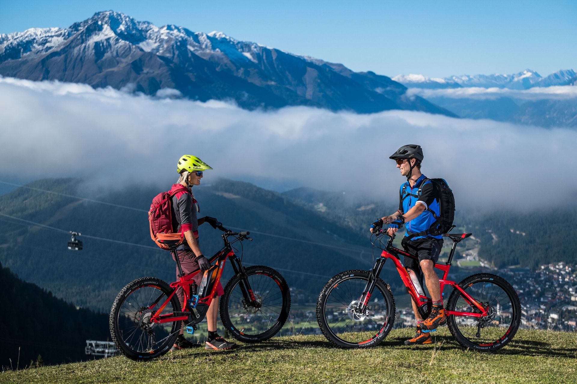 Zwei Leute fahren mit dem Fahrrad auf einem Berggipfel.