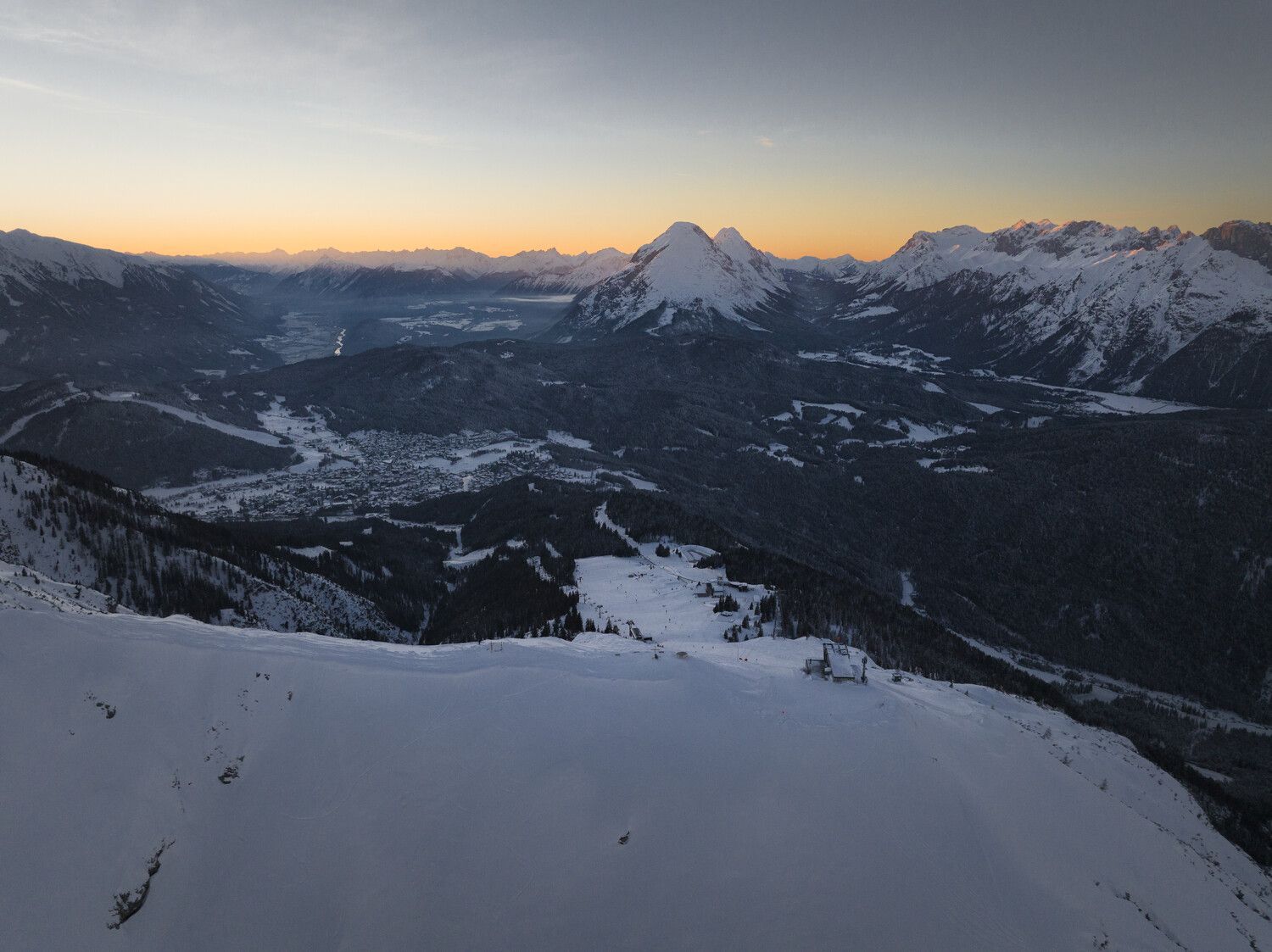 Blick auf eine schneebedeckte Bergkette bei Sonnenuntergang