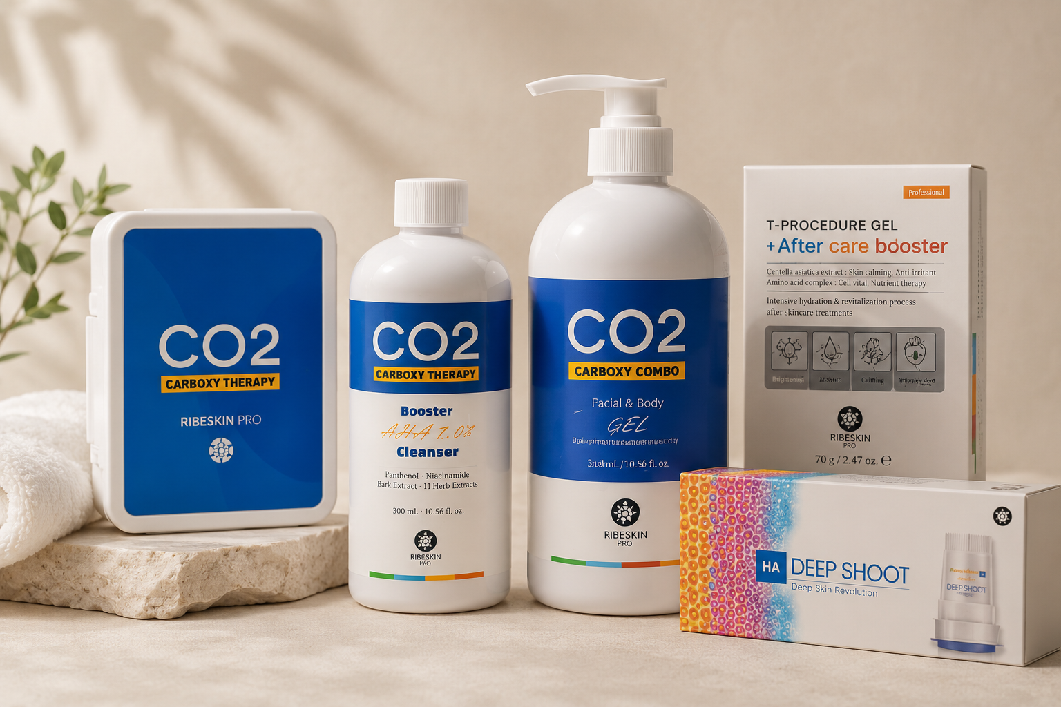 Produits de soin CO2 : flacons, pots et boîtes bleus et blancs présentés sur une surface en pierre claire.