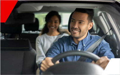 Um homem está dirigindo um carro com uma mulher no banco de trás.