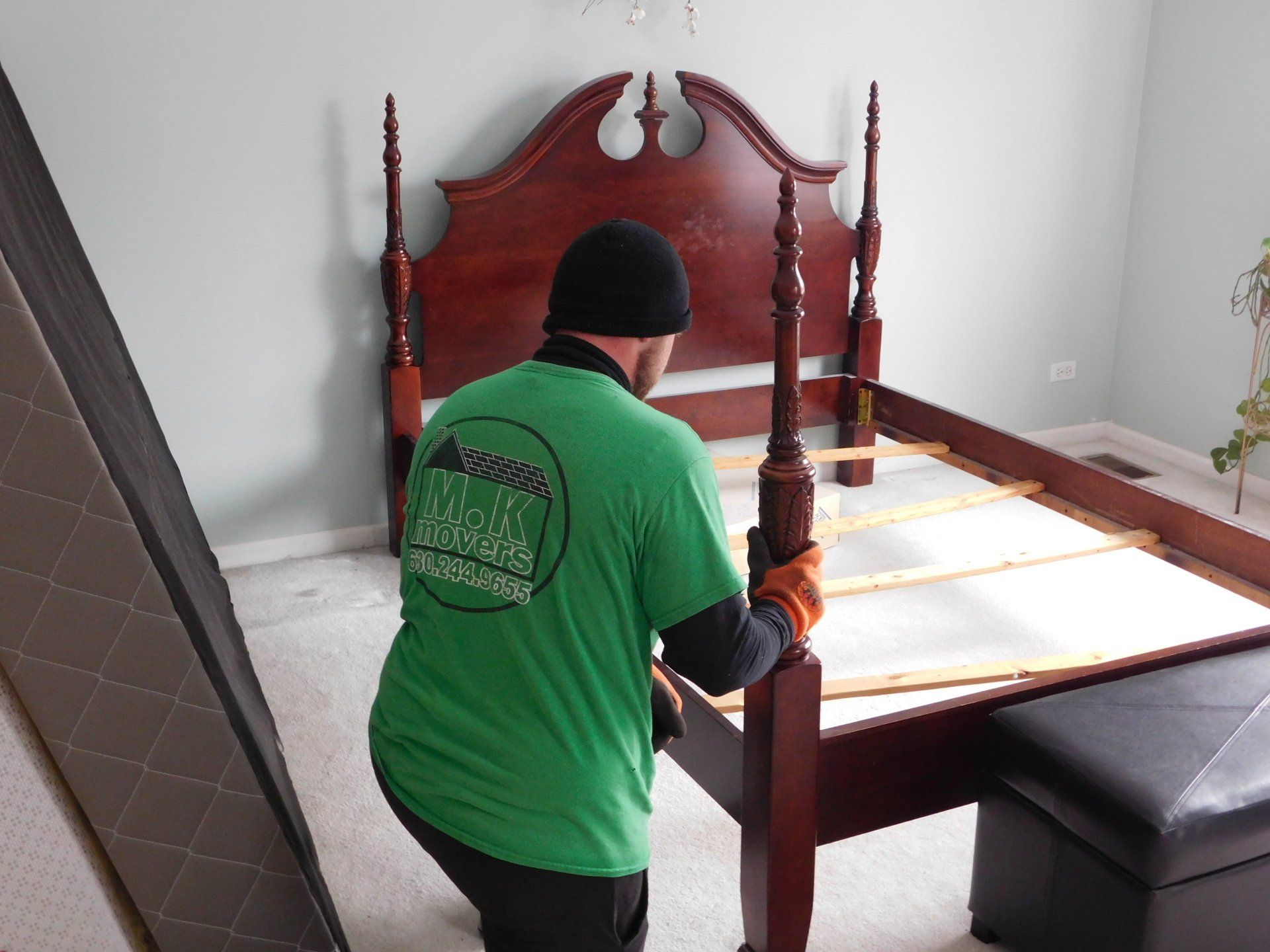 A professional doing home moving services in Dupage County, IL
