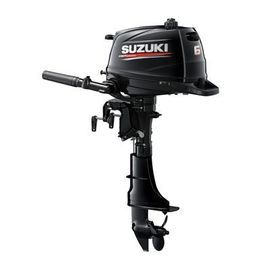 Un motore fuoribordo Suzuki è mostrato su uno sfondo bianco.