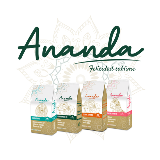 Cuatro bolsas de comida para perros Ananda con el logotipo de la marca y el lema 