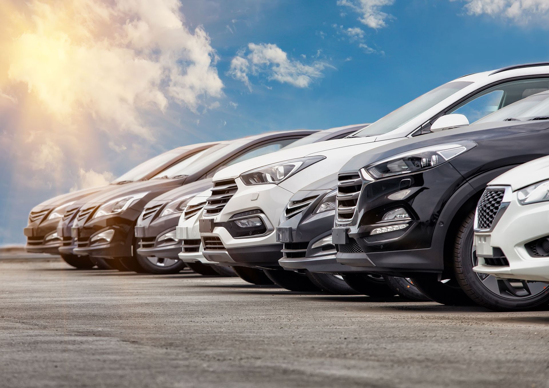 a row of cars are parked in a parking lot
