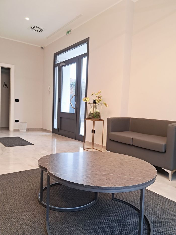 Vetrina con esposizione di urne e cartello con la scritta 