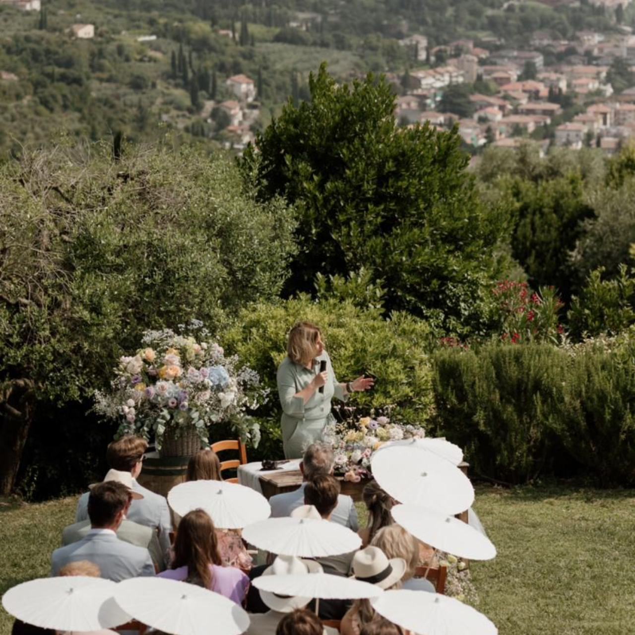 Een blije trouwambtenaar op de berg bij Verona (2025)