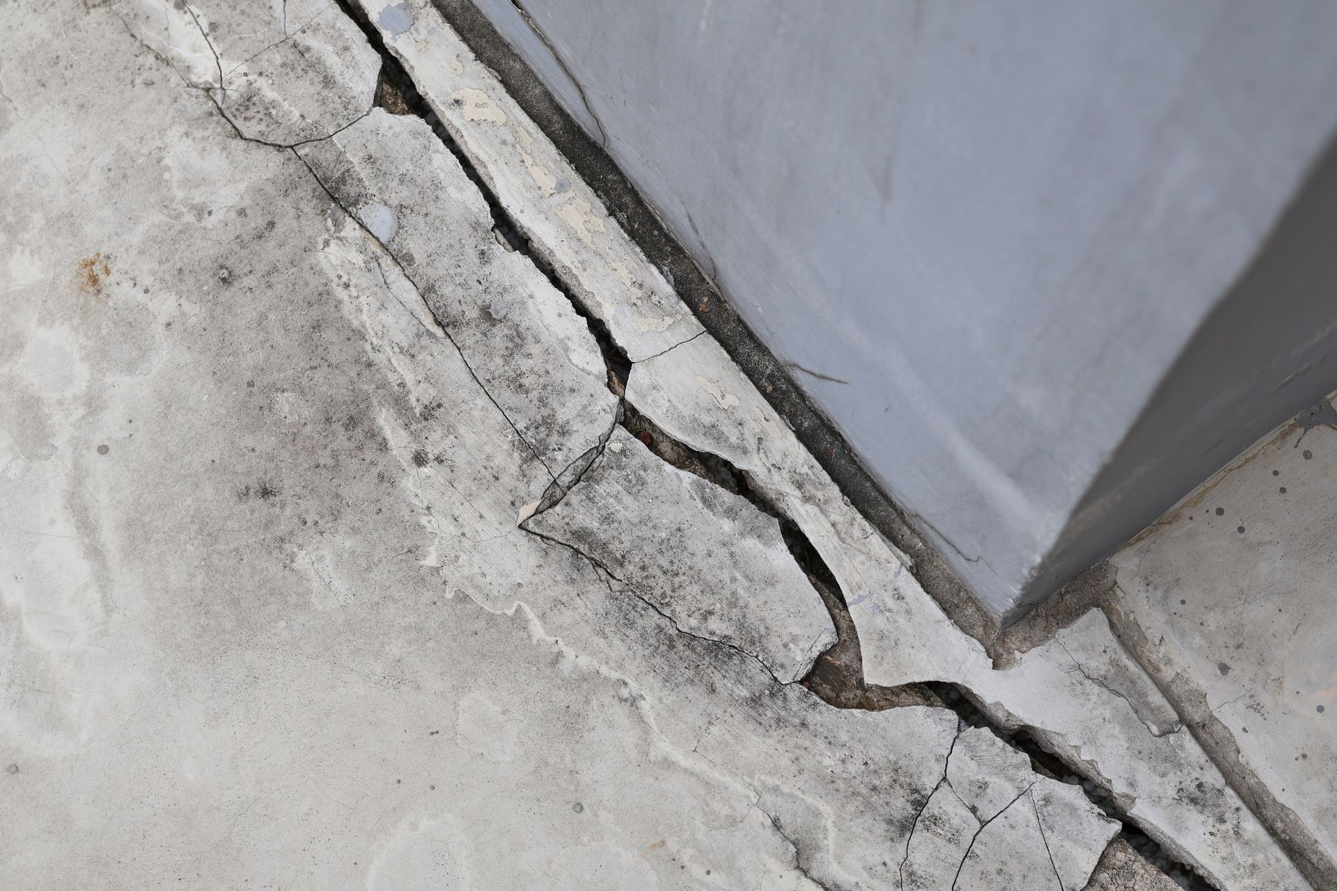 Cracked concrete slab pulling away from a wall, a sign of foundation damage in New Braunfels, TX