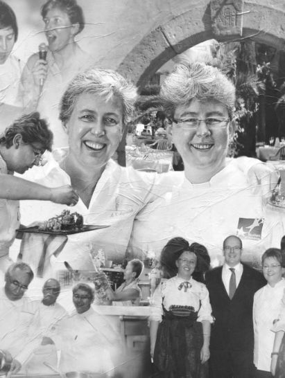 Une photo en noir et blanc de deux femmes debout l'une à côté de l'autre