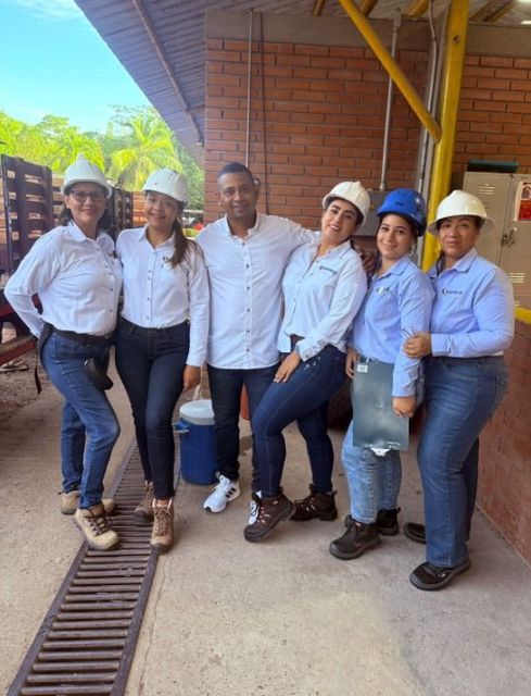 Grupo de personas con cascos y ropa de trabajo